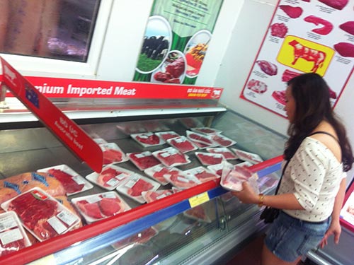 Thịt bò Úc được bày bán nhiều trong siêu thị, với giá gần 350.000 đồng/kg