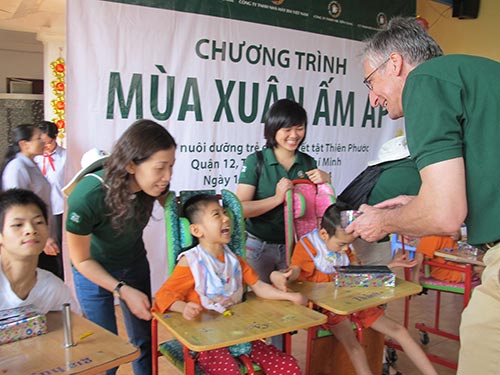 Các tình nguyện viên của VBL thăm và tặng quà cho trẻ em tại Trung tâm Bảo trợ Trẻ em Thiên Phước TP HCM