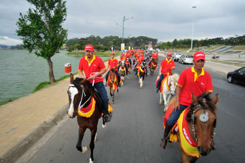 Đoàn kỵ mã đi qua các tuyến đường chính của Đà Lạt