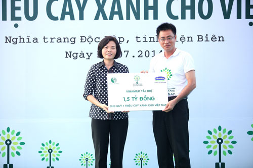 Bà Bùi Thị Hương, Giám đốc Đối ngoại Vinamilk trao tặng bảng tài trợ cây xanh tượng trưng cho ông Trần Phong, đại diện Tổng cục môi trường (Bộ Tài nguyên và Môi trường)