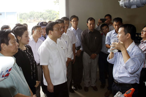 Phó Thủ tướng Hoàng Trung Hải tham quan nhà máy xử lý nước thải của Khu Liên hợp xử lý chất thải rắn Đa Phước Ảnh: VWS