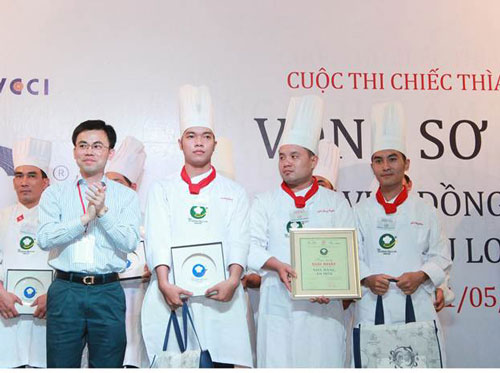Ông Lý Huy Sáng, Phó Tổng Giám đốc Công ty TNHH Minh Long I, trao giải nhất cho đội nhà hàng An Hòa (Bến Tre)