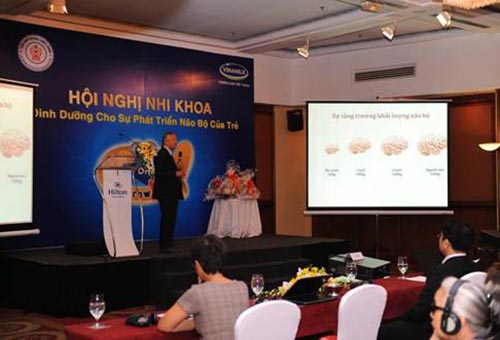 GS-TS Nguyễn Gia Khánh, Phó Chủ tịch Hội Nhi khoa Việt Nam, trong phần trình bày về chủ đề “Tối ưu sự phát triển trí não của trẻ trong giai đoạn sớm” GS-TS Nguyễn Gia Khánh, Phó Chủ tịch Hội Nhi khoa Việt Nam, trong phần trình bày về chủ đề “Tối ưu sự phát triển trí não của trẻ trong giai đoạn sớm”