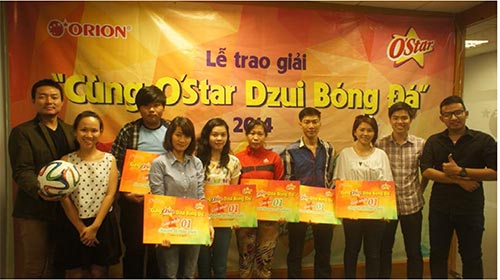 Những khách hàng may mắn đầu tiên ở khu vực TP HCM nhận giải thưởng từ O’Star