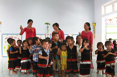 Cô trò vui mừng trong lớp học mới của Trường Mầm non Hồng Thủy Cô trò vui mừng trong lớp học mới của Trường Mầm non Hồng Thủy