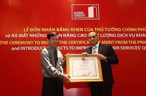 Ông Nguyễn Văn Phú, trao bằng khen của Thủ tướng Chính phủ dành cho cá nhân xuất sắc cho ông Friedrich Weiss, Chủ tịch HĐQT Home Credit