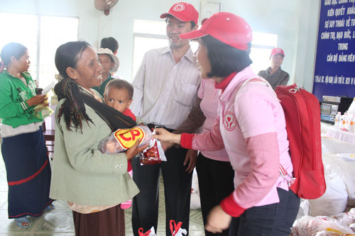 CPV thường xuyên tổ chức đoàn công tác xã hội tặng quà cho người nghèo ở vùng sâu, vùng xa
