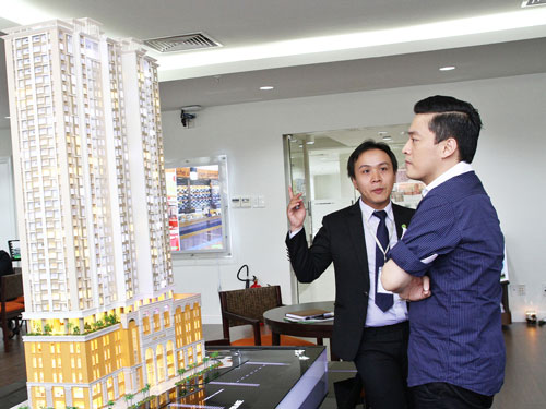 Ca sĩ Lam Trường xem mô hình dự án Lucky Palace Ca sĩ Lam Trường xem mô hình dự án Lucky Palace