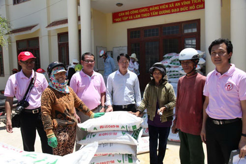 C.P. Việt Nam tặng thức ăn chăn nuôi cho người dân đảo Lý Sơn