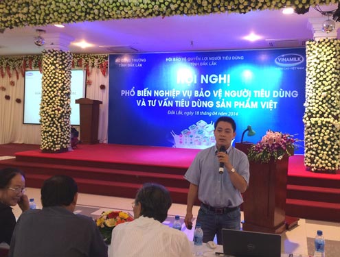 Ông Nguyễn bằng Phi, Trưởng ban nhãn hiệu ngành hàng sữa chua của Vinamilk chia sẻ với người tiêu dùng về cách bảo quản sản phẩm