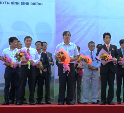 Đại diện Công ty FrieslandCampina Việt Nam nhận giải thưởng “Doanh nghiệp xanh”
