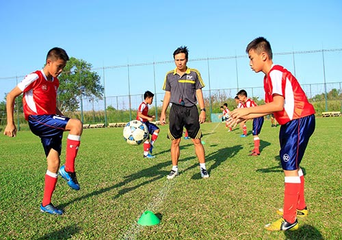 HLV Nguyễn Phúc Nguyên Chương đang hướng dẫn học trò chơi bóng