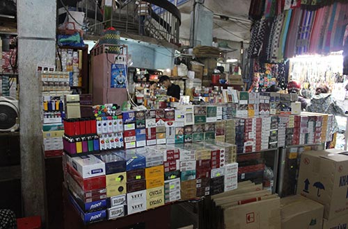 Thuốc lá “không hình” được trưng bày và dễ dàng tìm mua tại chợ Đông Ba, TP Huế
