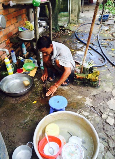 Một hộ dân ở ấp Mũi Cồn Tiểu phải chịu đựng sự ô nhiễm từ bãi rác Phước Hiệp trong nhiều năm