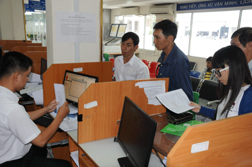 Đại diện doanh nghiệp làm thủ tục nộp thuế tại Cục thuế TP HCM Ảnh: Hồng Thúy