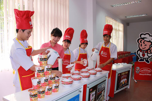 Sinh viên được hướng dẫn phương pháp nấu mì đúng cách trong chương trình tham quan nhà máy sản xuất mì ăn liền Vina Acecook Sinh viên được hướng dẫn phương pháp nấu mì đúng cách trong chương trình tham quan nhà máy sản xuất mì ăn liền Vina Acecook