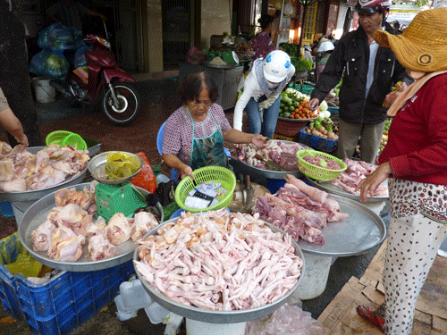 Giá thịt gà bán lẻ ở chợ cao ngất ngưởng
