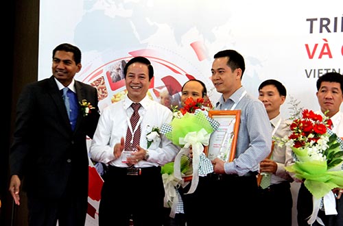 &Ocirc;ng L&ecirc; Văn Dũng, Gi&aacute;m đốc Trang trại b&ograve; sữa Vinamilk Nghệ An, nhận giải thưởng Trang trại b&ograve; sữa 
xuất sắc nhất Việt Nam, do TS Ho&agrave;ng Thanh V&acirc;n, Cục trưởng Cục Chăn nu&ocirc;i trao tặng