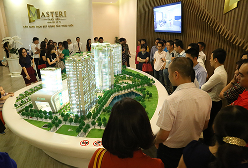 Khách hàng tham quan mô hình khu dân cư cao cấp Masteri Thảo Điền