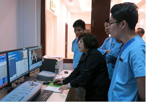 Chuyên gia hãng Varian đang đào tạo các bác sĩ, kỹ sư, kỹ thuật viên Trung tâm Xạ trị Vinmec quy trình vận hành máy xạ trị gia tốc Clinac iX Chuyên gia hãng Varian đang đào tạo các bác sĩ, kỹ sư, kỹ thuật viên Trung tâm Xạ trị Vinmec quy trình vận hành máy xạ trị gia tốc Clinac iX