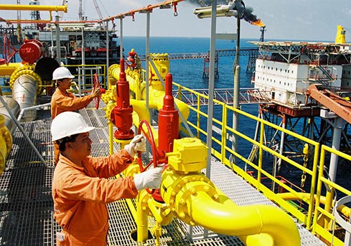 Do giá dầu giảm mạnh nên có thể sẽ ảnh hưởng lớn đến kim ngạch xuất khẩu năm 2015 Ảnh: Hồng Thúy