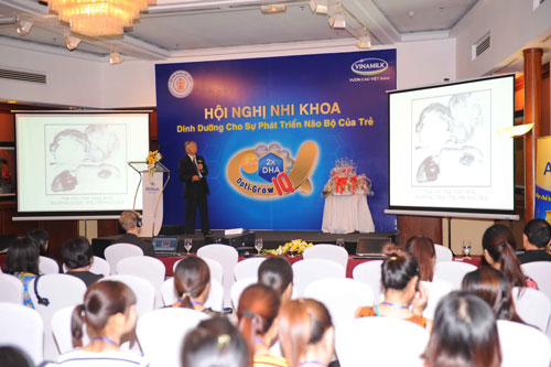 GS-TS Nguyễn Gia Khánh, Phó Chủ tịch Hội Nhi khoa Việt Nam, trình bày tại hội nghị về tối ưu sự phát triển trí não của trẻ trong giai đoạn sớm