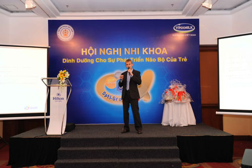TS James Bauly - Bộ phận dinh dưỡng và sức khỏe, Giám đốc Marketing khu vực Châu Á Thái Bình Dương (tâp đoàn dinh dưỡng toàn cầu DSM Thụy Sĩ), trình bày chủ đề những dưỡng chất cho sự phát triển trí não, tại hội nghị
