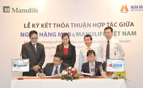 Đại diện Manulife Việt Nam và MHB cùng ký kết thỏa thuận hợp tác