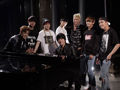 Ca sĩ - nhạc sĩ Thanh Bùi với nhóm BTS Hàn Quốc. (Ảnh do nghệ sĩ cung cấp)