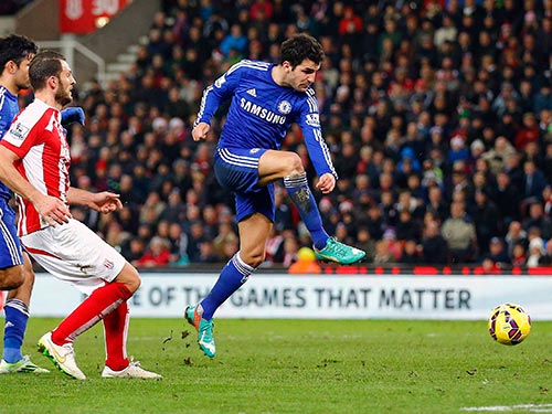 Fabregas với bàn ấn định tỉ số ở trận thắng Stoke 2-0 rạng sáng 23-12 Ảnh: REUTERS