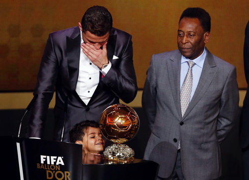 Pele trao giải thưởng Quả bóng vàng FIFA 2013 cho Critiano Ronaldo