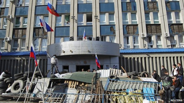 Trụ sở cơ quan an ninh Ukraine tại TP Luhansk vẫn bị chiếm đóng. Ảnh: Reuters