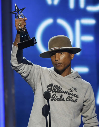 Nam ca sĩ Pharrell Williams nhận giải Nam nghệ sĩ R&B/pop xuất sắc nhất tại BET Awards 2014 Nguồn: REUTERS
