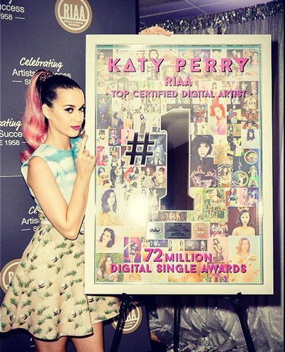 Katy Perry với tấm bảng chứng nhận nghệ sĩ có sản phẩm nhạc số bán chạy nhất mọi thời đại Nguồn: INSTAGRAM