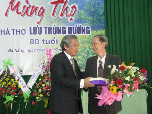 Nhà thơ Lưu Trùng Dương trong Lễ mừng thọ ông 80 tuổi tại Đà Nẵng (Ảnh do tác giả cung cấp)