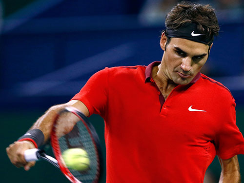 Federer trong trận thắng Benneteau tối 10-10, vào bán kết gặp DjokovicẢnh: REUTERS