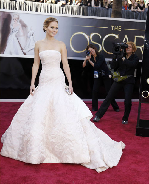 Jennifer Lawrence và bộ đầm hiệu Dior “gây sốt” trên thảm đỏ Oscar 2013. Nguồn: Reuters