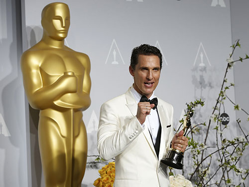 Matthew McConaughey với tượng vàng Oscar Nam diễn viên chính xuất sắc nhất 
hôm 3-3 Nguồn: Reuters