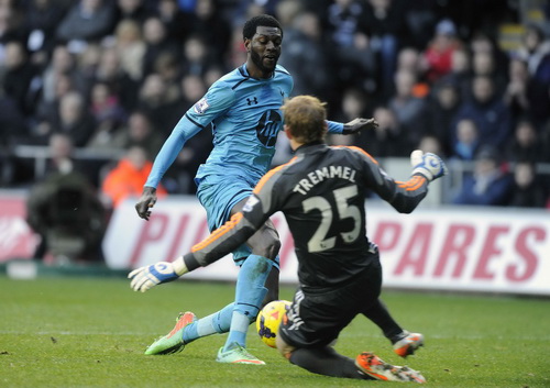 Adebayor ghi cú đúp vào lưới Swansea