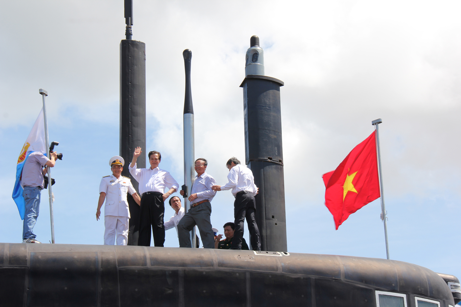 Thủ tướng Nguyễn Tấn Dũng trên đài chỉ huy tàu ngầm Kilo 636 HQ-183 TP Hồ Chí Minh sau khi cờ Tổ quốc được kéo lên, tung bay