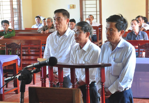 Ba bị cáo Thạnh, Anh, Lưu (từ trái sang) tại phiên xử sở thẩm