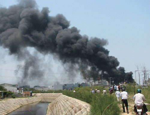 Đám cháy tại bãi tập kết lốp ô tô bốc khói đen ngòm