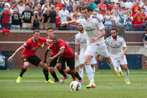 Michael Keane phạm lỗi với Gareth Bale, tạo cơ hội gỡ hòa 1-1 cho Real Madrid