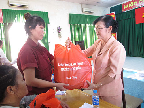 Bà Bùi Thị Tuyết Nhung, Chủ tịch LĐLĐ huyện Hóc Môn (TP HCM), tặng quà cho công nhân Công ty Kyung Sung Việt Nam
ẢNH: DƯ LÂM