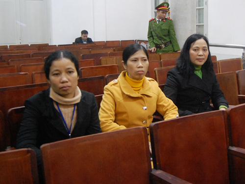 Chị Nguyễn Thị Oanh (trái) xuất hiện tại tòa với tư cách nhân chứng