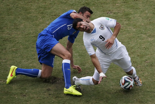 Các đòn triệt hạ của hậu vệ tuyển Ý là nguyên nhân dẫn đến hành vi phản cảm của Suarez