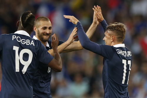 Benzema (giữa) và Griezmann đã tỏa sáng kịp thời ở trận giao hữu cuối cùng của Les Bleus