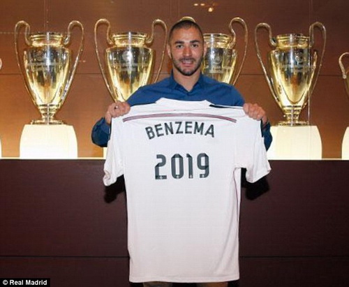 Benzema tại lễ ký gia hạn hợp đồng