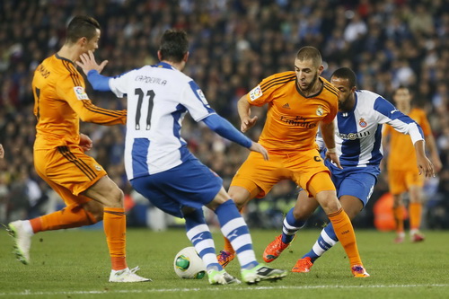 Benzema (giữa) lập công cho Real trong trận lượt đi trên sân khách