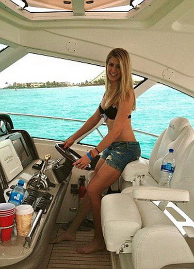 Sức cuốn hút bên ngoài sân đấu của Bouchard cũng 'gây sốt' giới hâm mộ Sức cuốn hút bên ngoài sân đấu của Bouchard cũng gây sốt giới hâm mộ